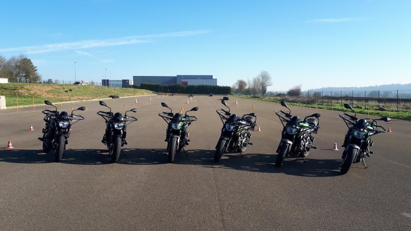 la piste moto privée rue de villeneuve st saturnin auto école pleins phares moto école pleins phares