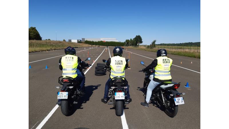 Pleins Phares au Mans votre permis voiture et permis moto - piste moto privée à Saint Saturnin gilet AirBags 