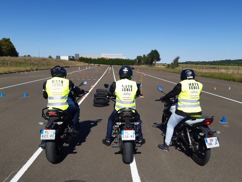 Pleins Phares au Mans pour passer votre permis voiture et permis moto - piste moto privée à Saint Saturnin